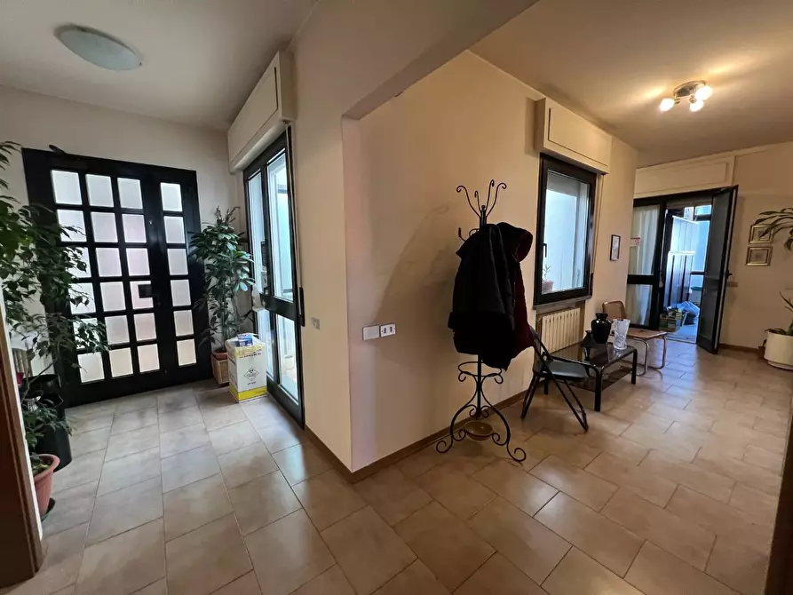 Immagine 30 di Ufficio in vendita  a Lucca