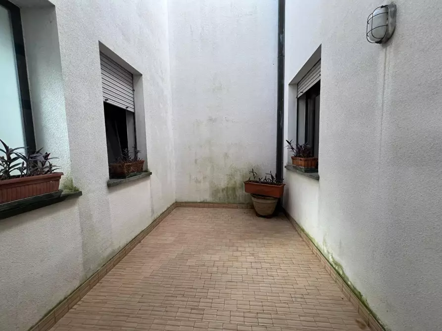 Immagine 22 di Ufficio in vendita  a Lucca