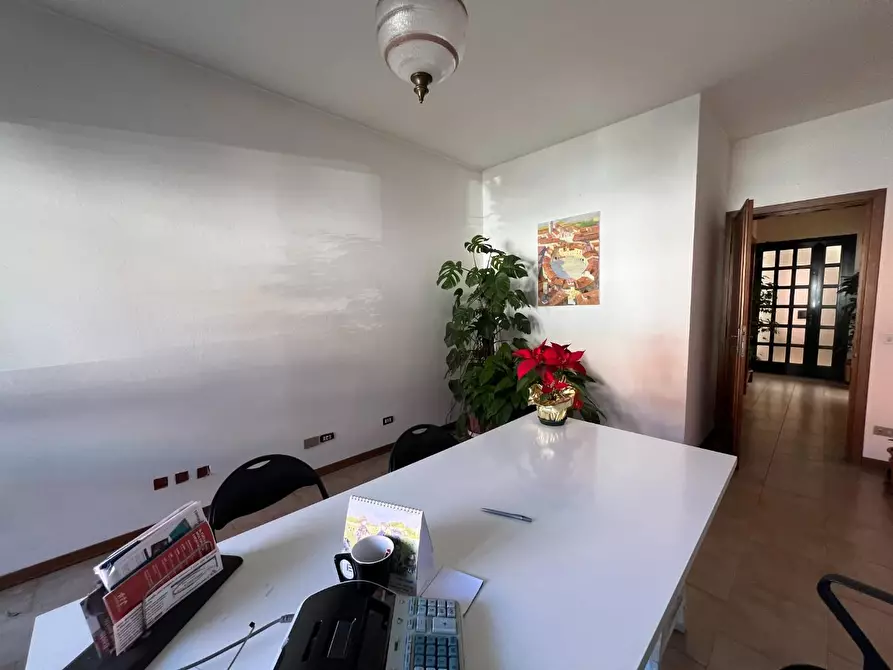 Immagine 29 di Ufficio in vendita  a Lucca