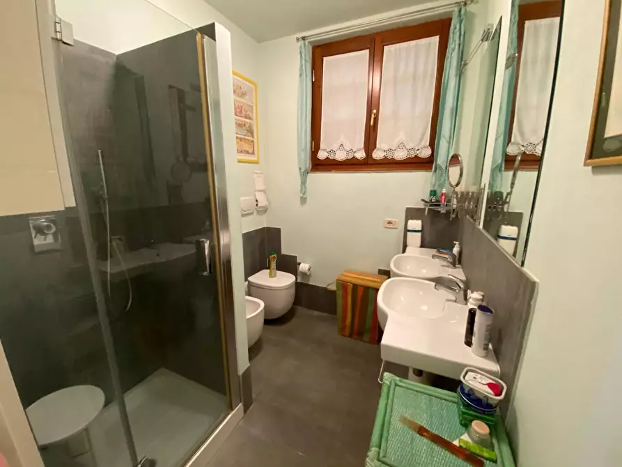 Immagine 12 di Villa in vendita  a Siena