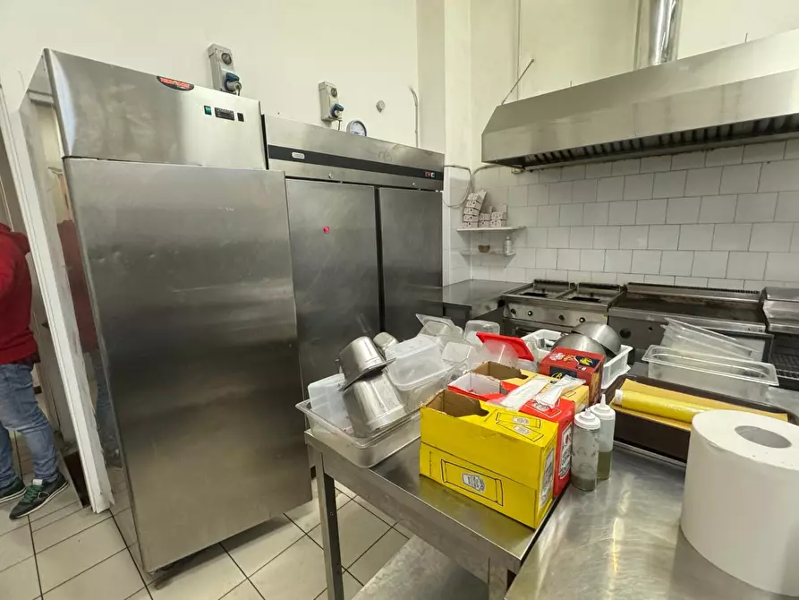 Immagine 4 di Attività commerciale in vendita  a Lucca