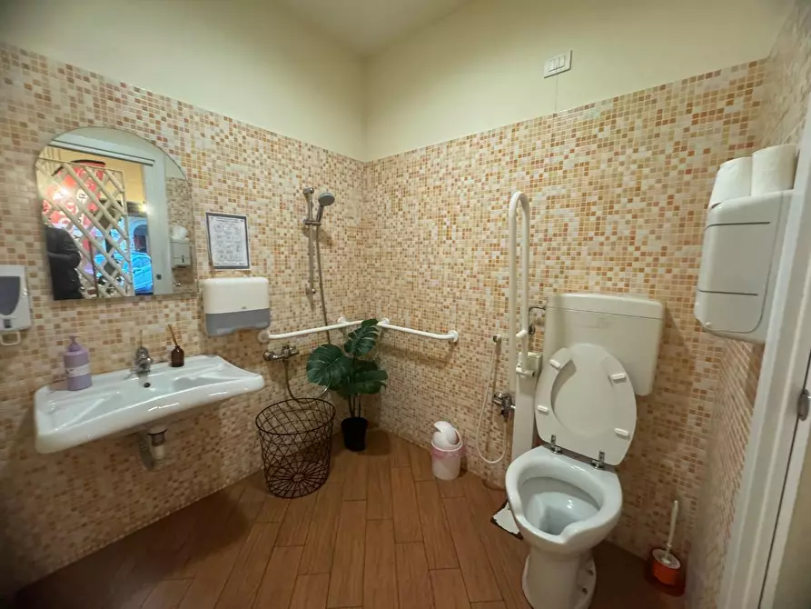 Immagine 6 di Attività commerciale in vendita  a Lucca