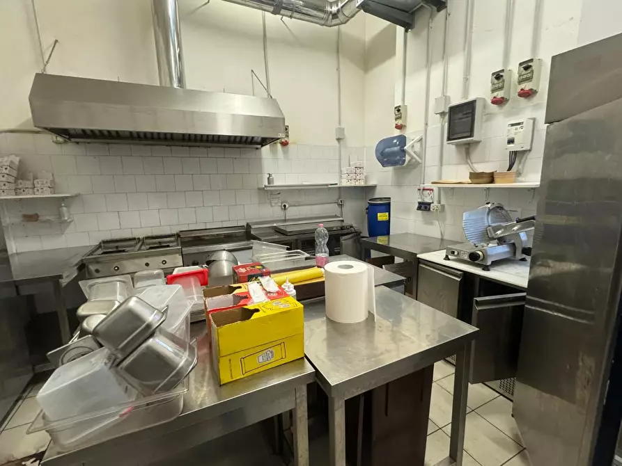 Immagine 5 di Attività commerciale in vendita  a Lucca