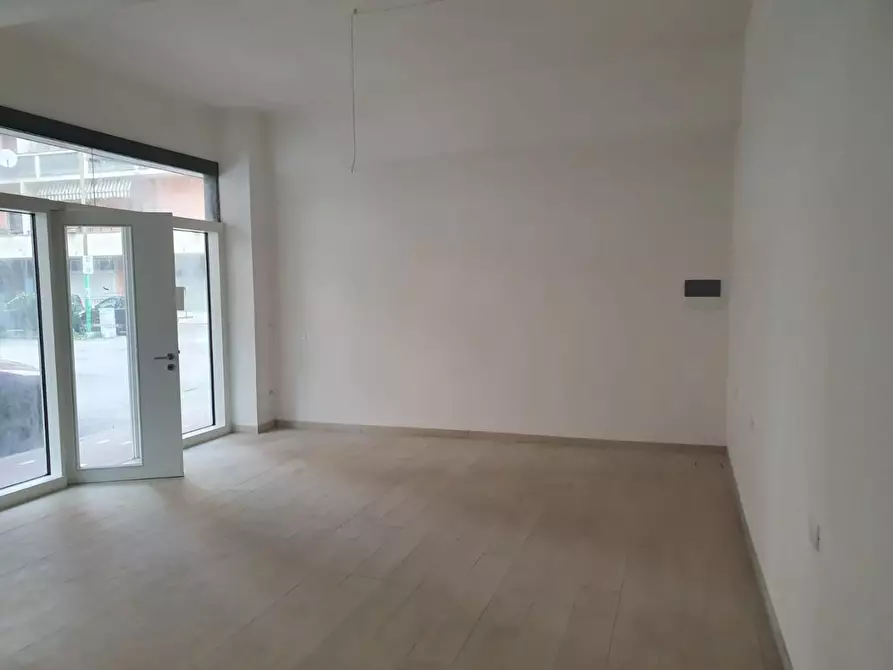 Immagine 4 di Locale commerciale in affitto  a Carrara