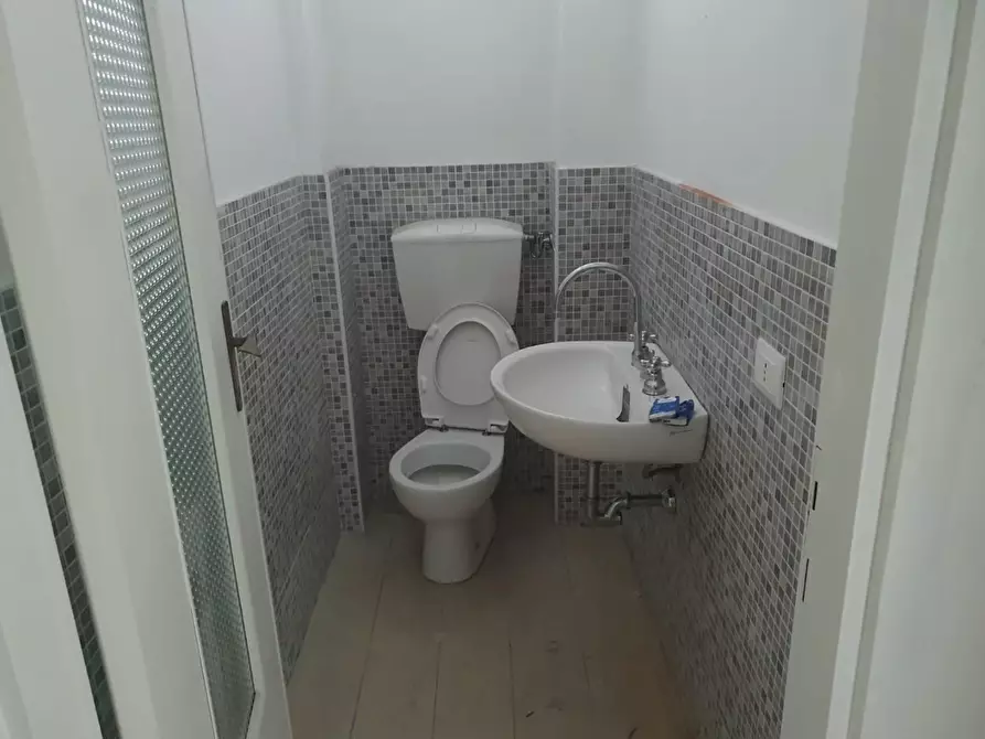 Immagine 3 di Locale commerciale in affitto  a Carrara