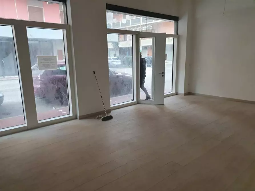 Immagine 2 di Locale commerciale in affitto  a Carrara