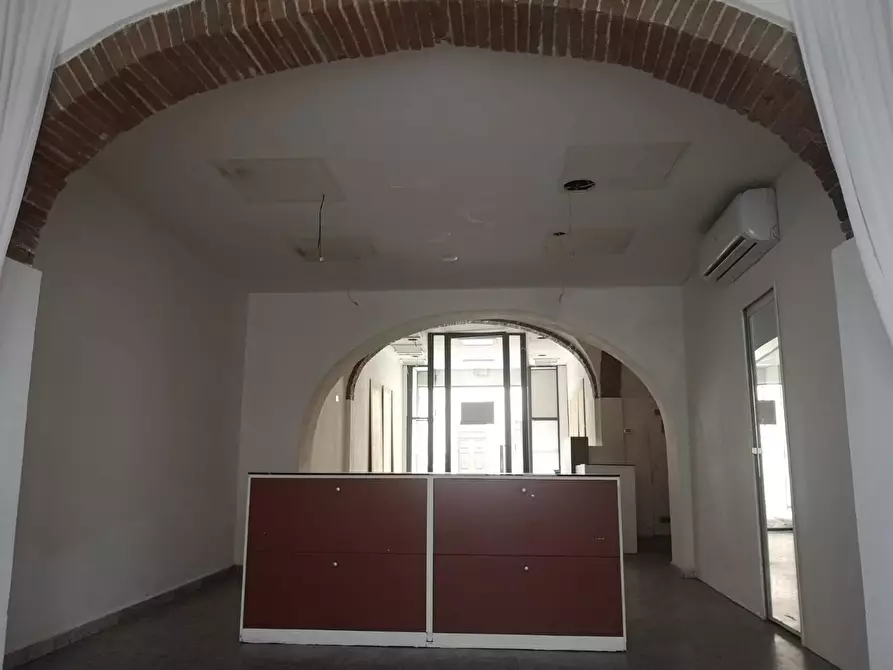 Immagine 20 di Locale commerciale in affitto  a Pontedera