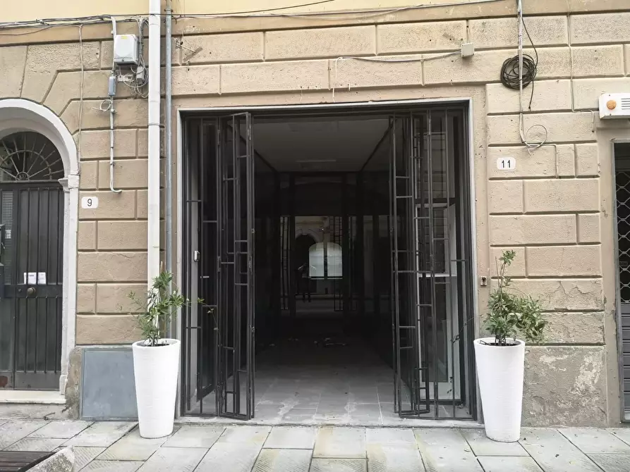 Immagine 29 di Locale commerciale in affitto  a Pontedera