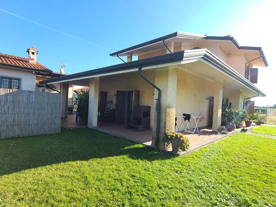 Immagine 6 di Villa in affitto  a Pietrasanta