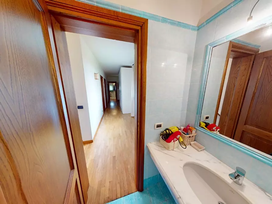 Immagine 18 di Villa in vendita  a Vecchiano