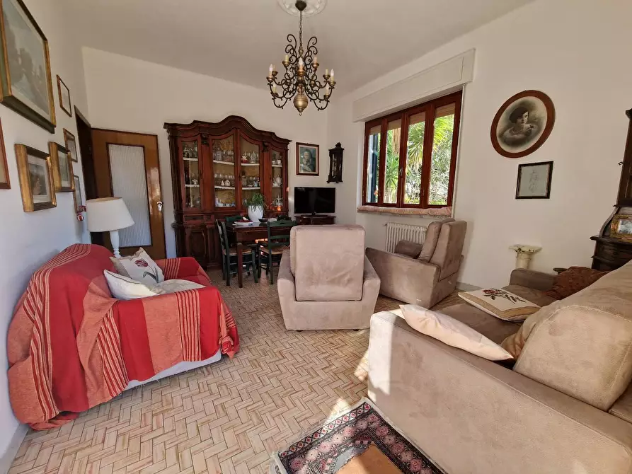 Immagine 21 di Villa in vendita  a Carrara