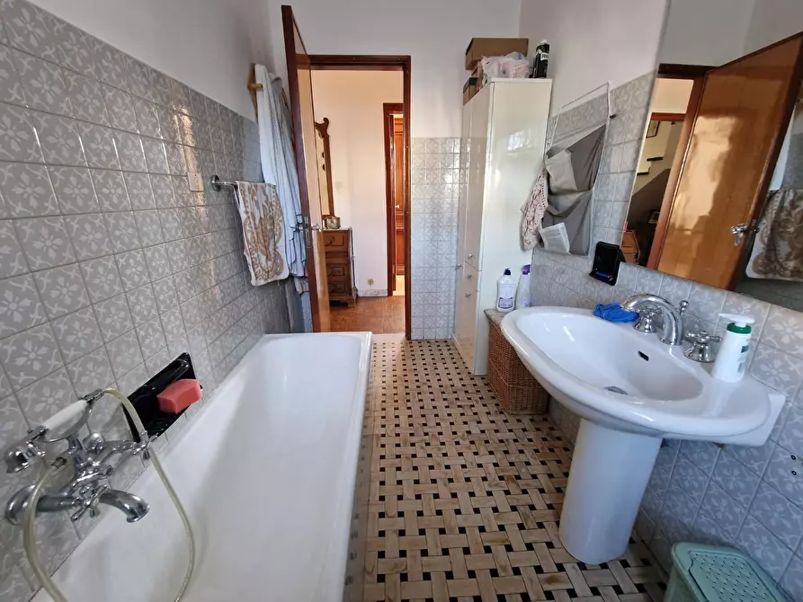 Immagine 20 di Villa in vendita  a Carrara