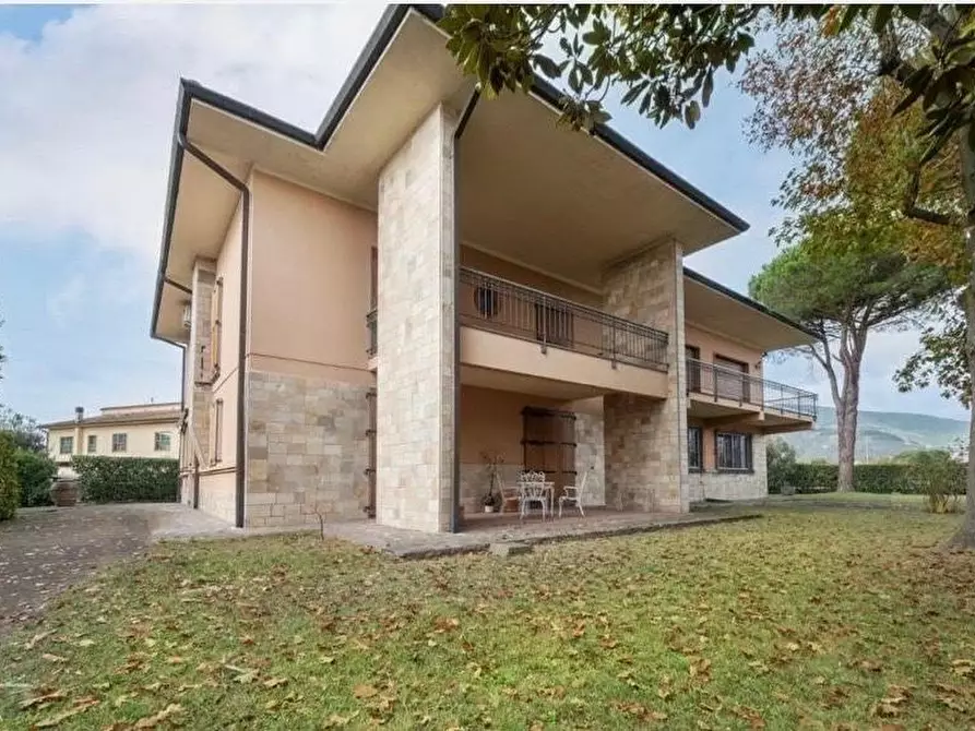 Immagine 1 di Villa in vendita  a Bientina