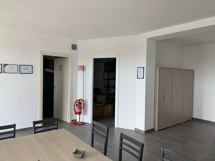 Immagine 28 di Ufficio in affitto  a Capannori