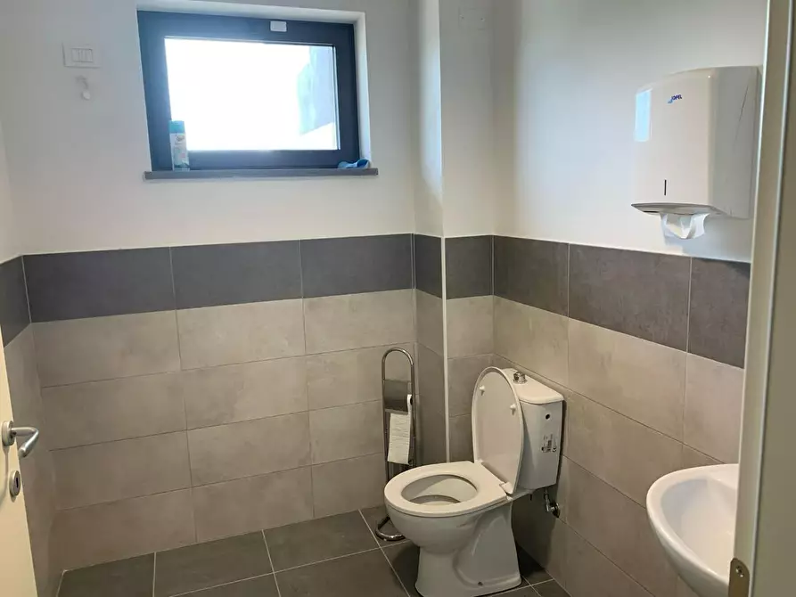 Immagine 3 di Ufficio in affitto  a Capannori