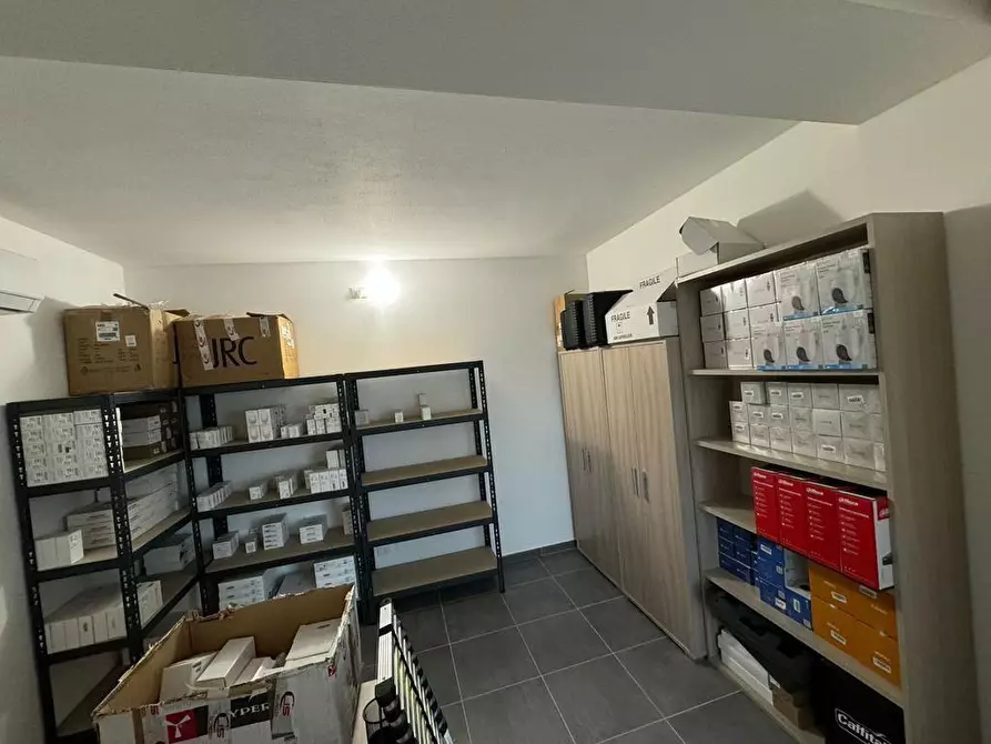 Immagine 33 di Ufficio in affitto  a Capannori