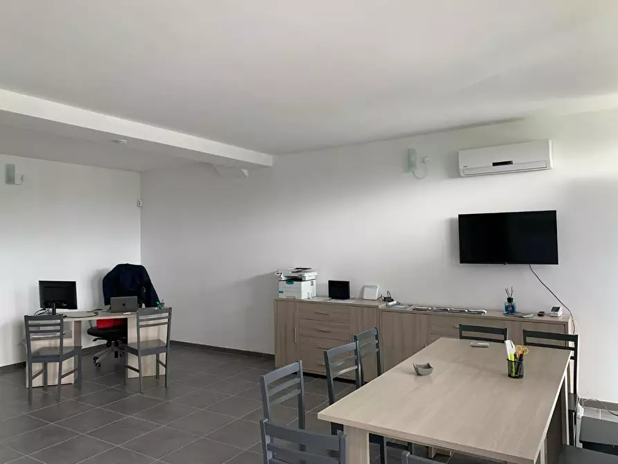 Immagine 14 di Ufficio in affitto  a Capannori