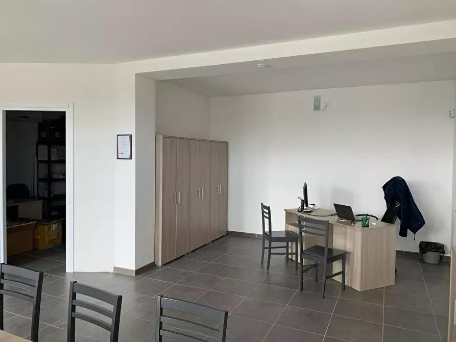 Immagine 9 di Ufficio in affitto  a Capannori