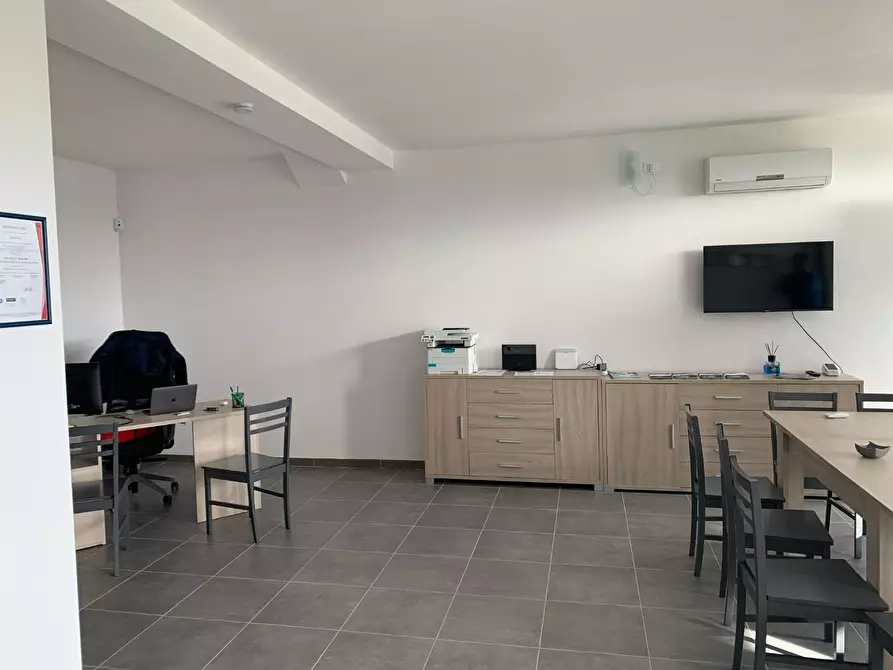 Immagine 8 di Ufficio in affitto  a Capannori