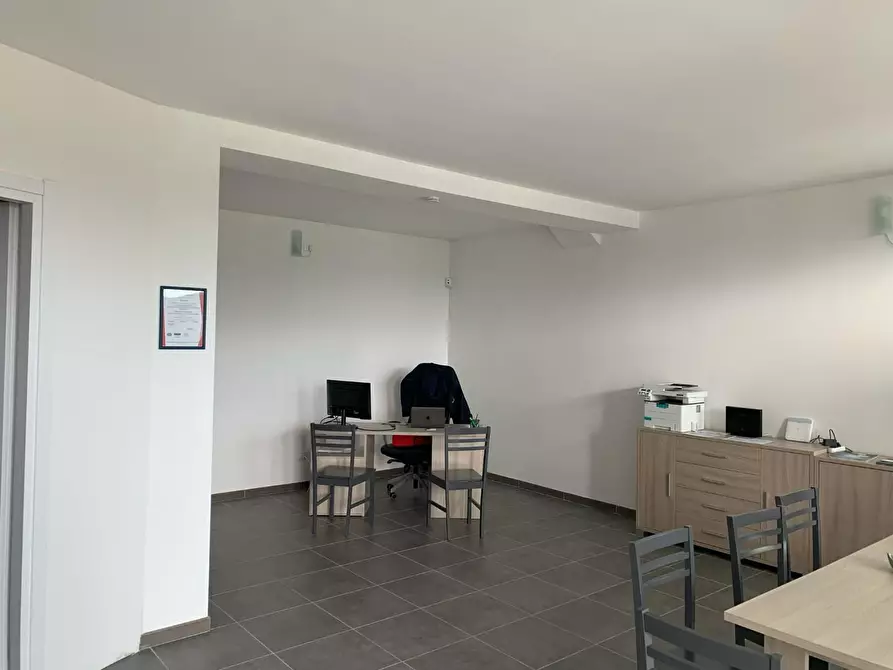 Immagine 21 di Ufficio in affitto  a Capannori