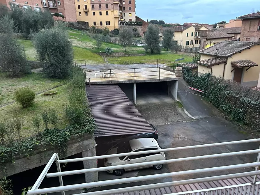 Immagine 3 di Appartamento in vendita  a Siena