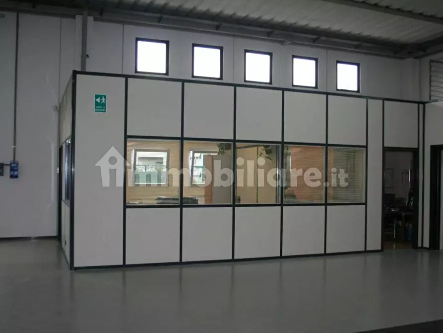 Immagine 28 di Attività artigianale in affitto  a Capannori