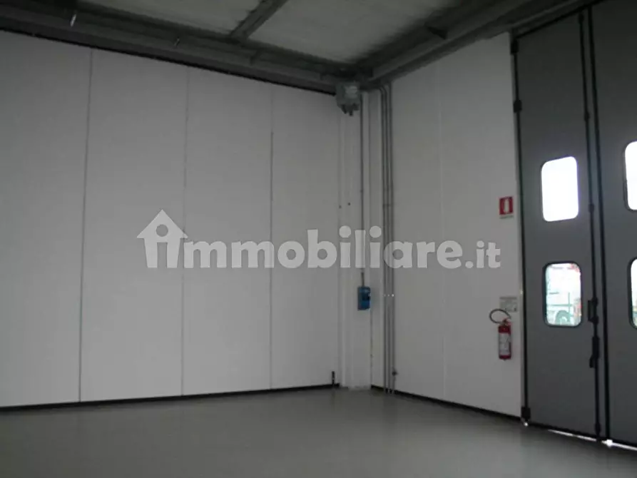 Immagine 31 di Attività artigianale in affitto  a Capannori