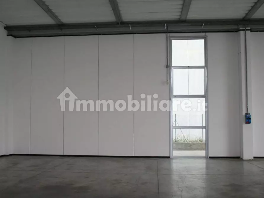 Immagine 21 di Attività artigianale in affitto  a Capannori