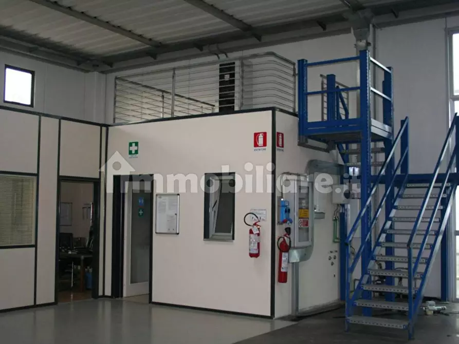 Immagine 27 di Attività artigianale in affitto  a Capannori