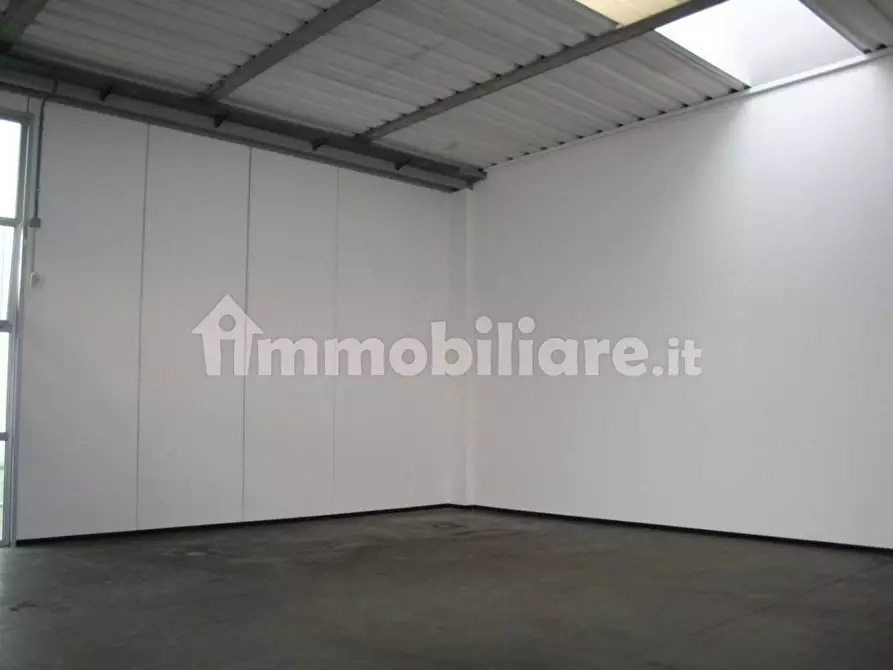 Immagine 20 di Attività artigianale in affitto  a Capannori