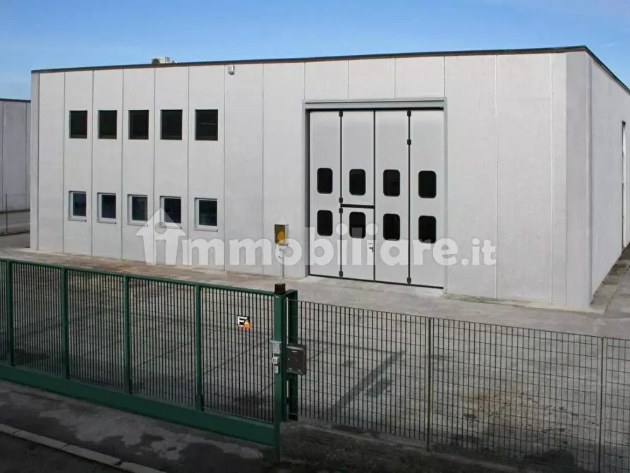 Immagine 26 di Attività artigianale in affitto  a Capannori