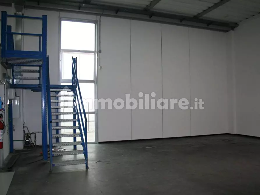 Immagine 23 di Attività artigianale in affitto  a Capannori