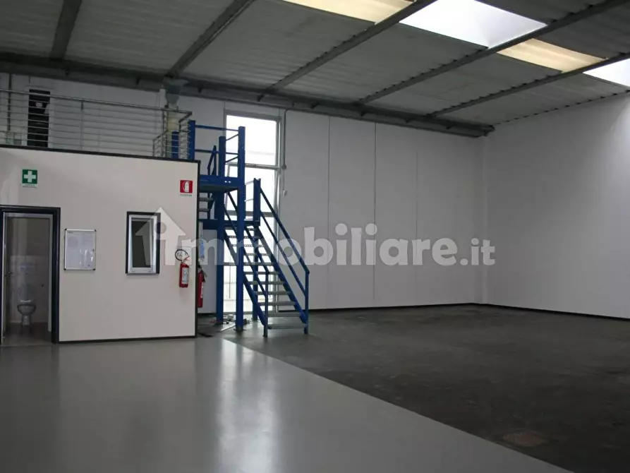 Immagine 24 di Attività artigianale in affitto  a Capannori