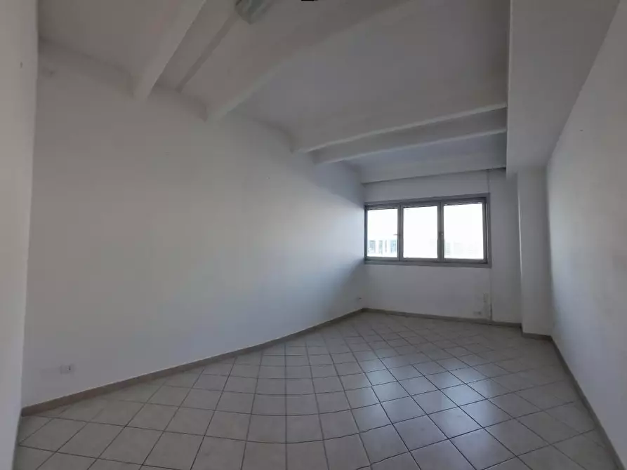 Immagine 11 di Attività artigianale in vendita  a Livorno