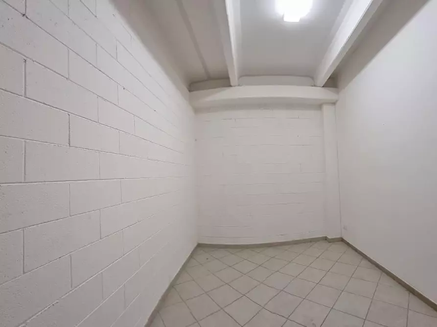 Immagine 14 di Attività artigianale in vendita  a Livorno