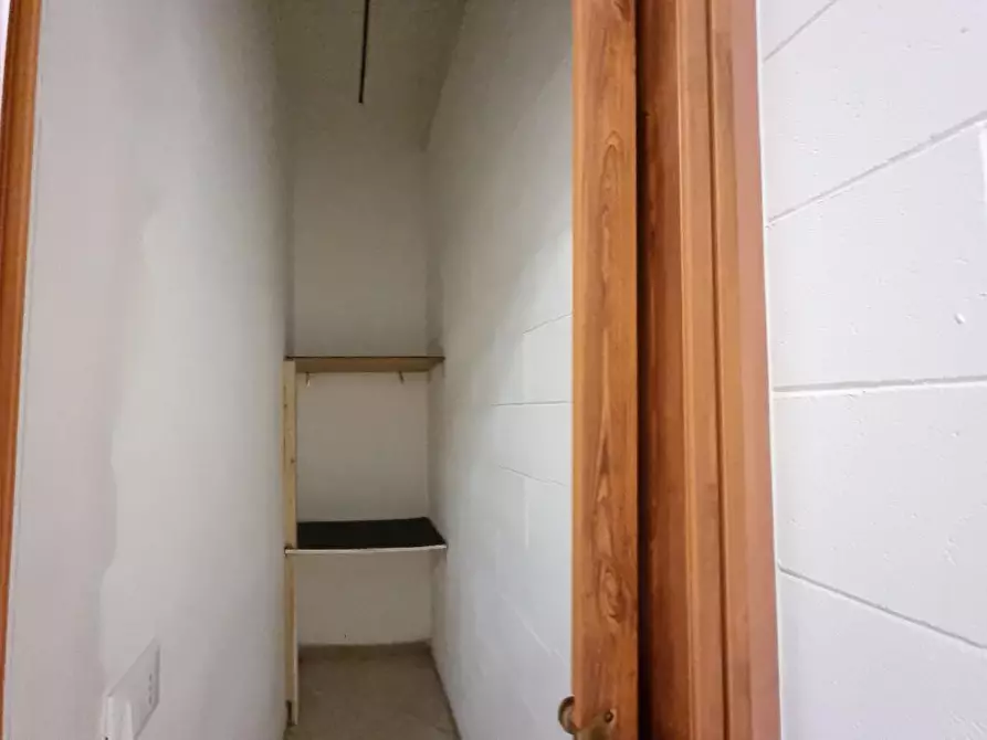 Immagine 13 di Attività artigianale in vendita  a Livorno