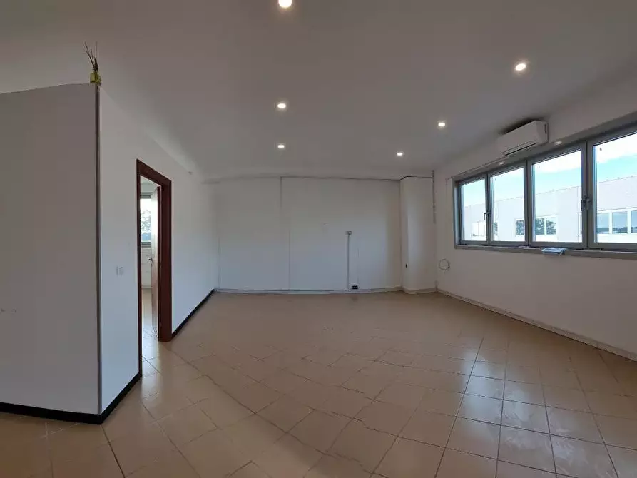 Immagine 3 di Attività artigianale in vendita  a Livorno