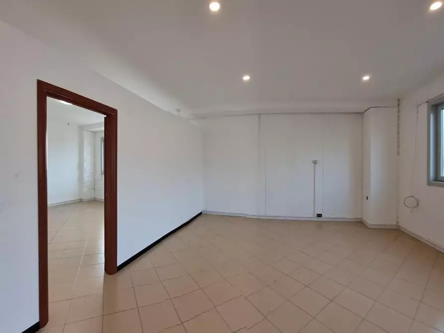 Immagine 19 di Attività artigianale in vendita  a Livorno