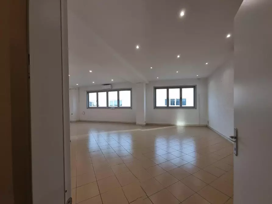 Immagine 2 di Attività artigianale in vendita  a Livorno