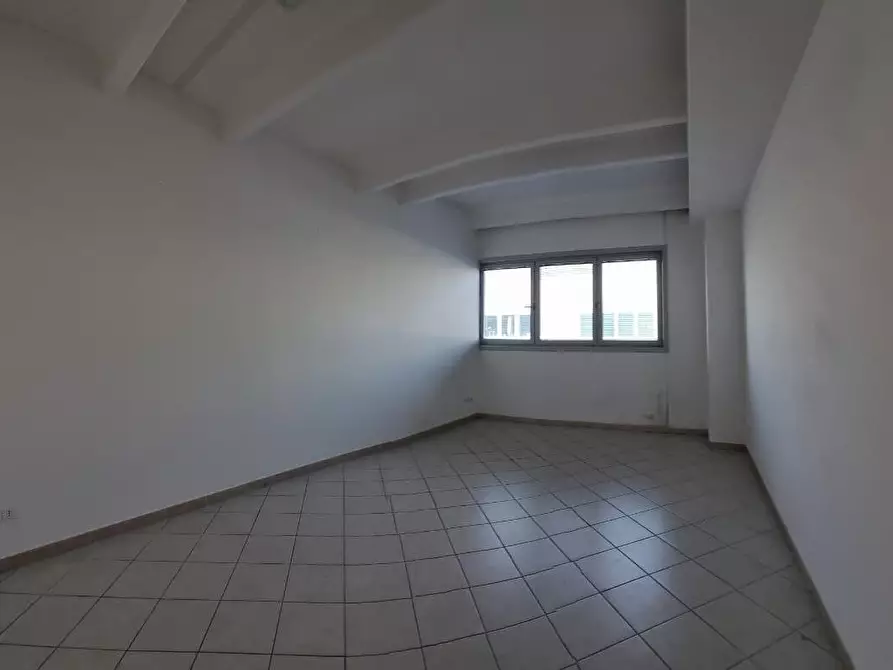 Immagine 10 di Attività artigianale in vendita  a Livorno