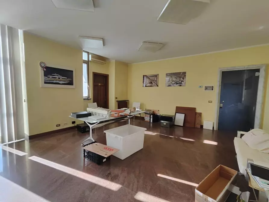 Immagine 7 di Ufficio in affitto  a Carrara
