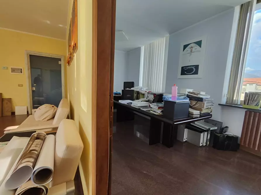 Immagine 11 di Ufficio in affitto  a Carrara