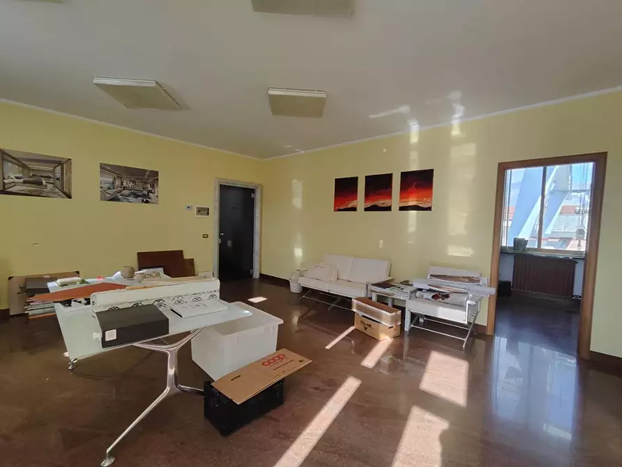 Immagine 9 di Ufficio in affitto  a Carrara