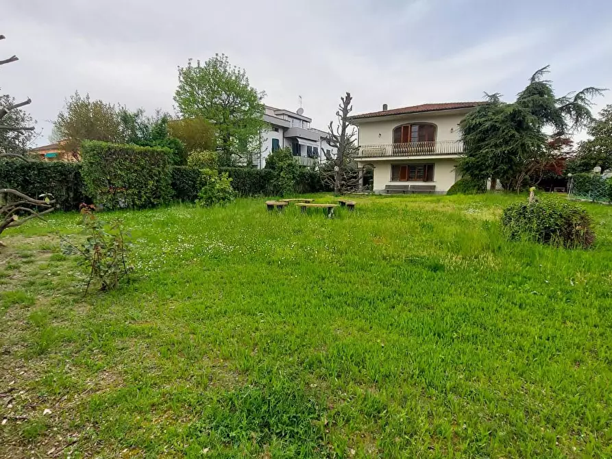 Immagine 38 di Villa in vendita  a Lucca