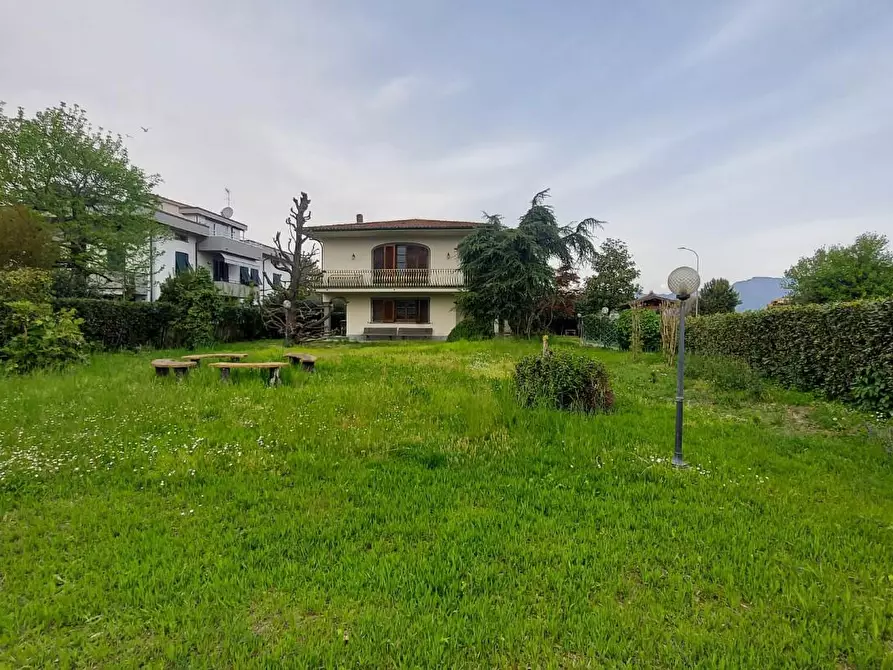 Immagine 37 di Villa in vendita  a Lucca