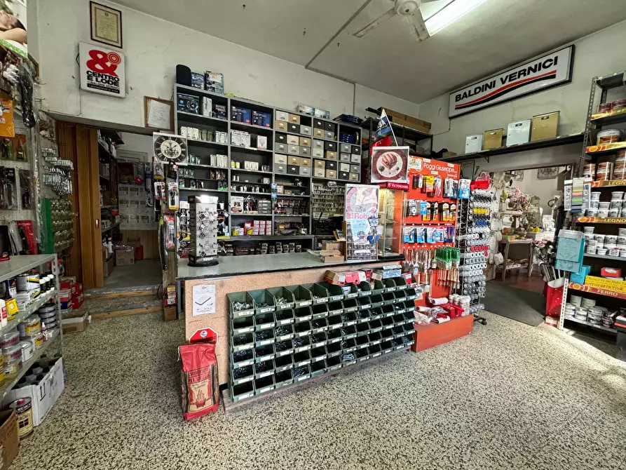 Immagine 8 di Locale commerciale in vendita  a Pisa