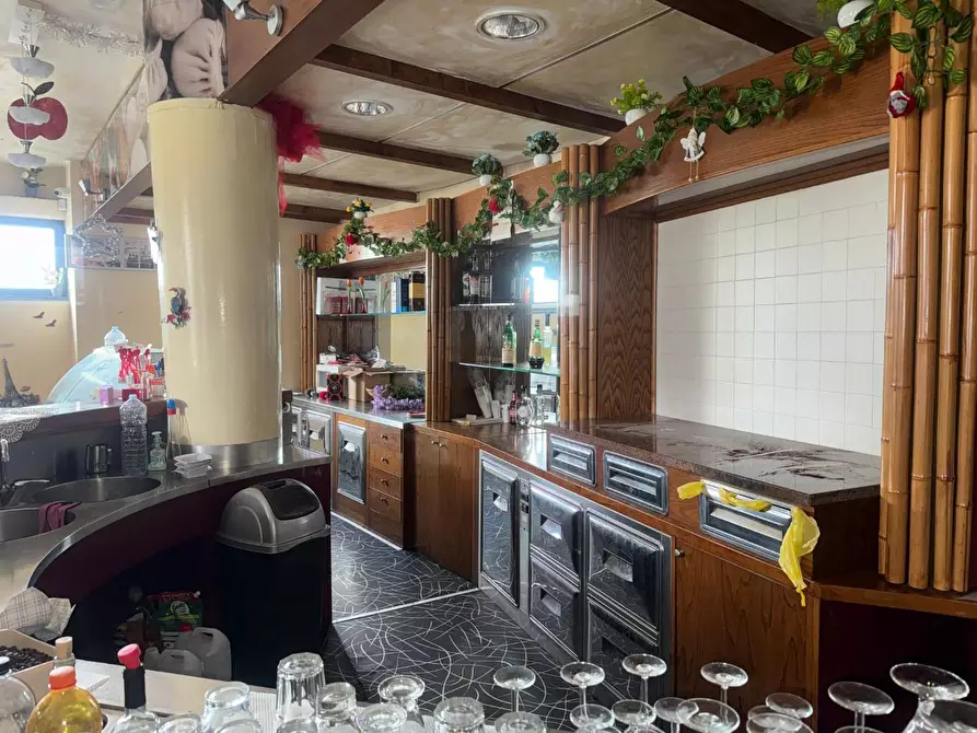 Immagine 28 di Negozio in affitto  a Capannori