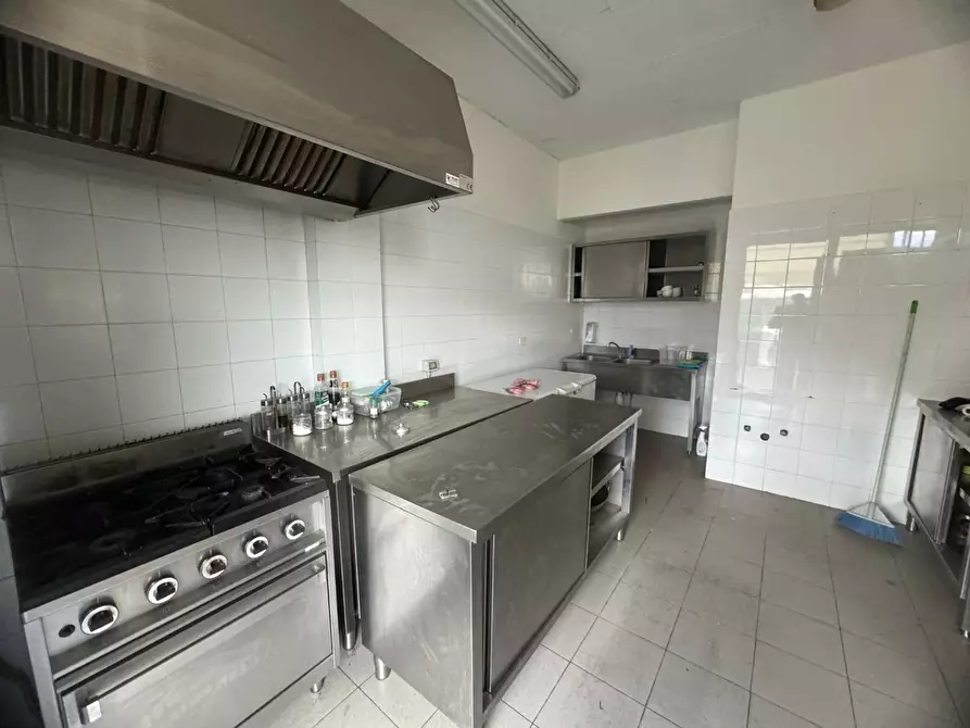 Immagine 25 di Negozio in affitto  a Capannori