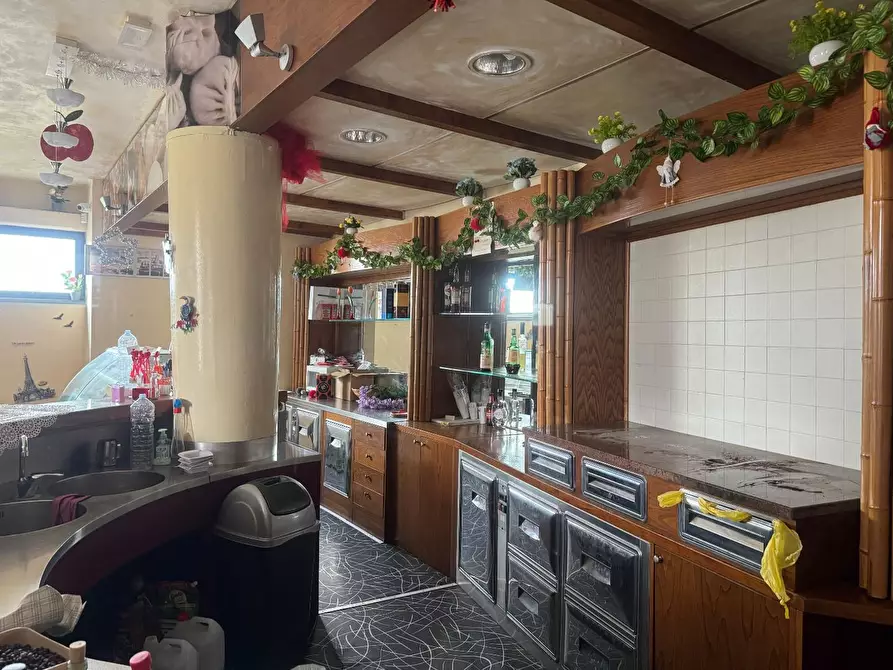 Immagine 24 di Negozio in affitto  a Capannori