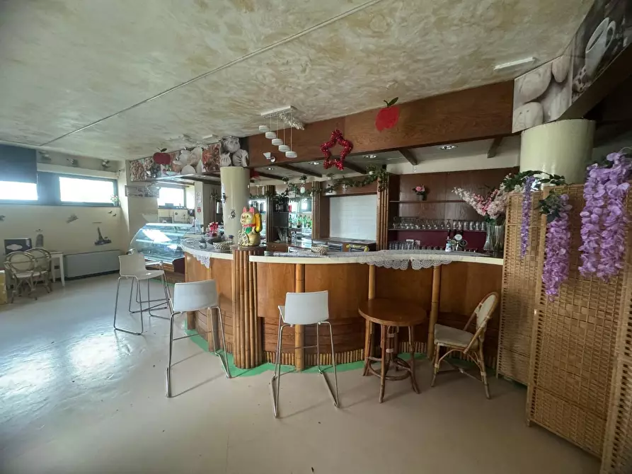 Immagine 22 di Negozio in affitto  a Capannori